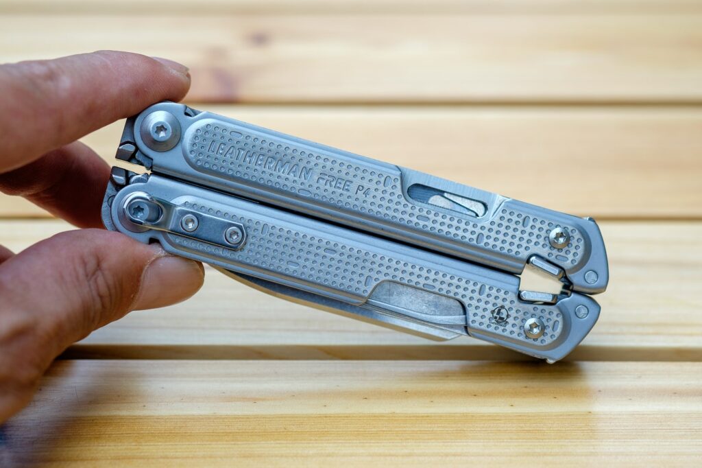 FREE P4使用レポートフォトライター 秋葉実   LEATHERMAN TOOL